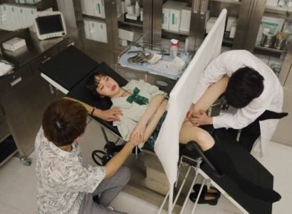 Доктор тайно ласкал пациента во время обследования