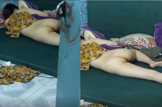 Она только что забыла дверной замок, соседка выглядела
