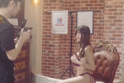 Горячая женщина -кумир стимулирует его записывать сексуальный момент