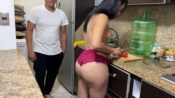 Flagrou anteada só de lingerie no Quarto