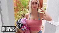 В видео Skylar Vox обнаруживает удовольствие с красивой девушкой в черном нижнем белье